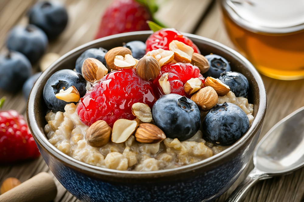 Una gustosa colazione a base di fiocchi d'avena aromatizzati e frutti di bosco